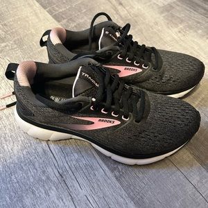 Ladies Brooks Size 6.